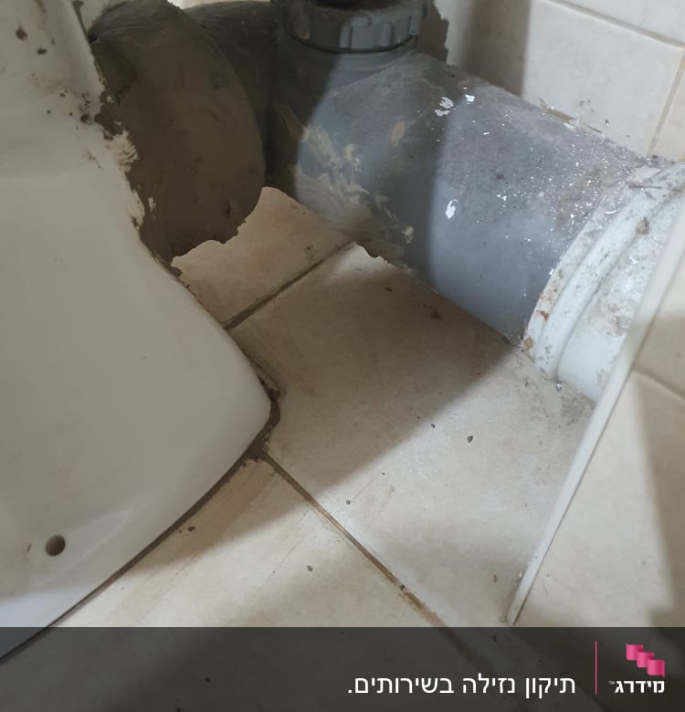 צינור אפור עם חיבורי פלסטיק ותיקון בטיח